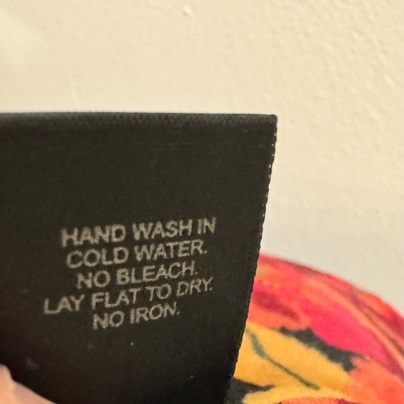 Harold’s 3/4 sleeve fitting top Festive Floral Delight: Vibrant Holiday Blooms - Picture 6 of 7